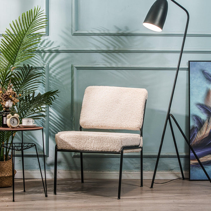 Fauteuil de salon en métal et bouclettes blanches