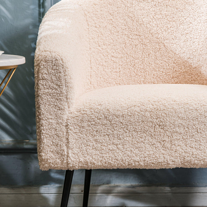 Fauteuil de salon en métal et bouclettes blanches